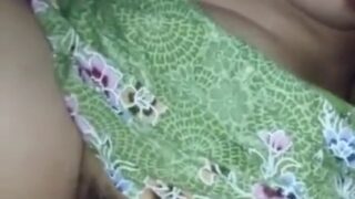 கீழ் வீட்டு ஆண்டி கால்களை விரிச்சு காமவெறி ஆட்டம்