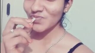 பிளாக் ஜட்டி ப்ரா கழட்டி சுயஇன்பத்துக்கு தயாராகும் இளம் பெண்