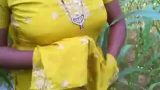 சோலை வயல்வெளி நடுவில் கிராமத்து ஆண்டி புண்டை விரிக்கிறாள்